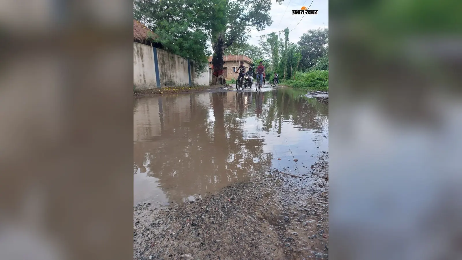 सारण: गड्ढों और जलजमाव से स्कूल जाने वाले बच्चे परेशान, सड़क की बदहाली से बढ़ी दुर्घटना की आशंका