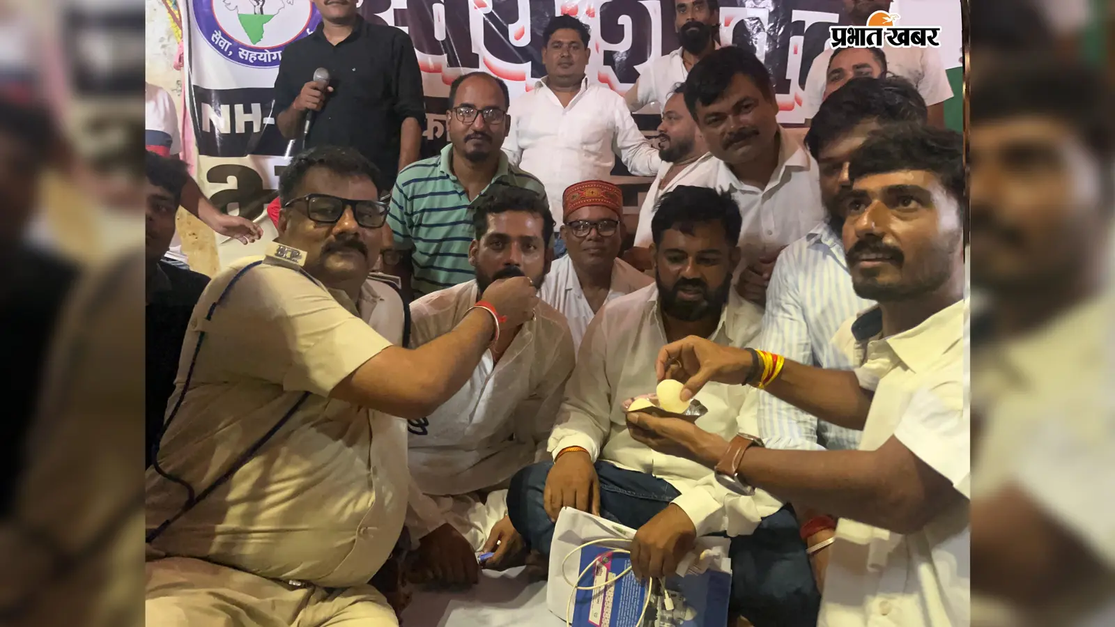 डुमरांव में छह दिन बाद खत्म हुआ सड़क आंदोलन, प्रशासन के आश्वासन पर टूटी भूख हड़ताल