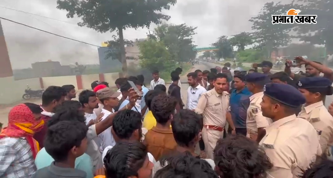 बेलदारीचक में छात्रों का प्रदर्शन, पटना-गया मुख्य मार्ग घंटों जाम, आगजनी सेंटर मैनेजमेंट के नाम पर वसूली और खराब रिजल्ट का आरोप, बेलदारीचक में छात्रों का प्रदर्शन | Prabhat Khabar Network
