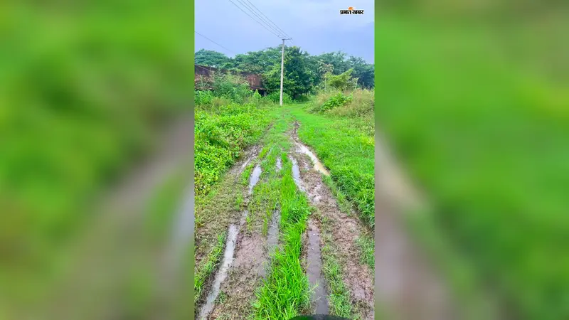 Bokaro: 50 बेड का SC छात्रावास बेहाल, सड़क-पानी की सुविधा नहीं, बाहर नहाने को मजबूर छात्र