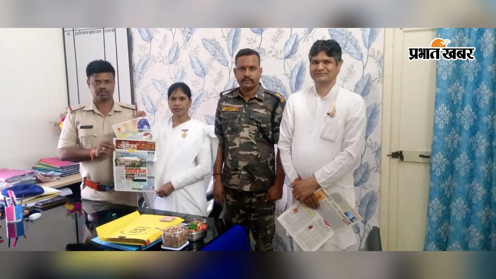 बारियातू थाना प्रभारी को बांधी राखी, भाईचारे और सद्भाव का दिया संदेश