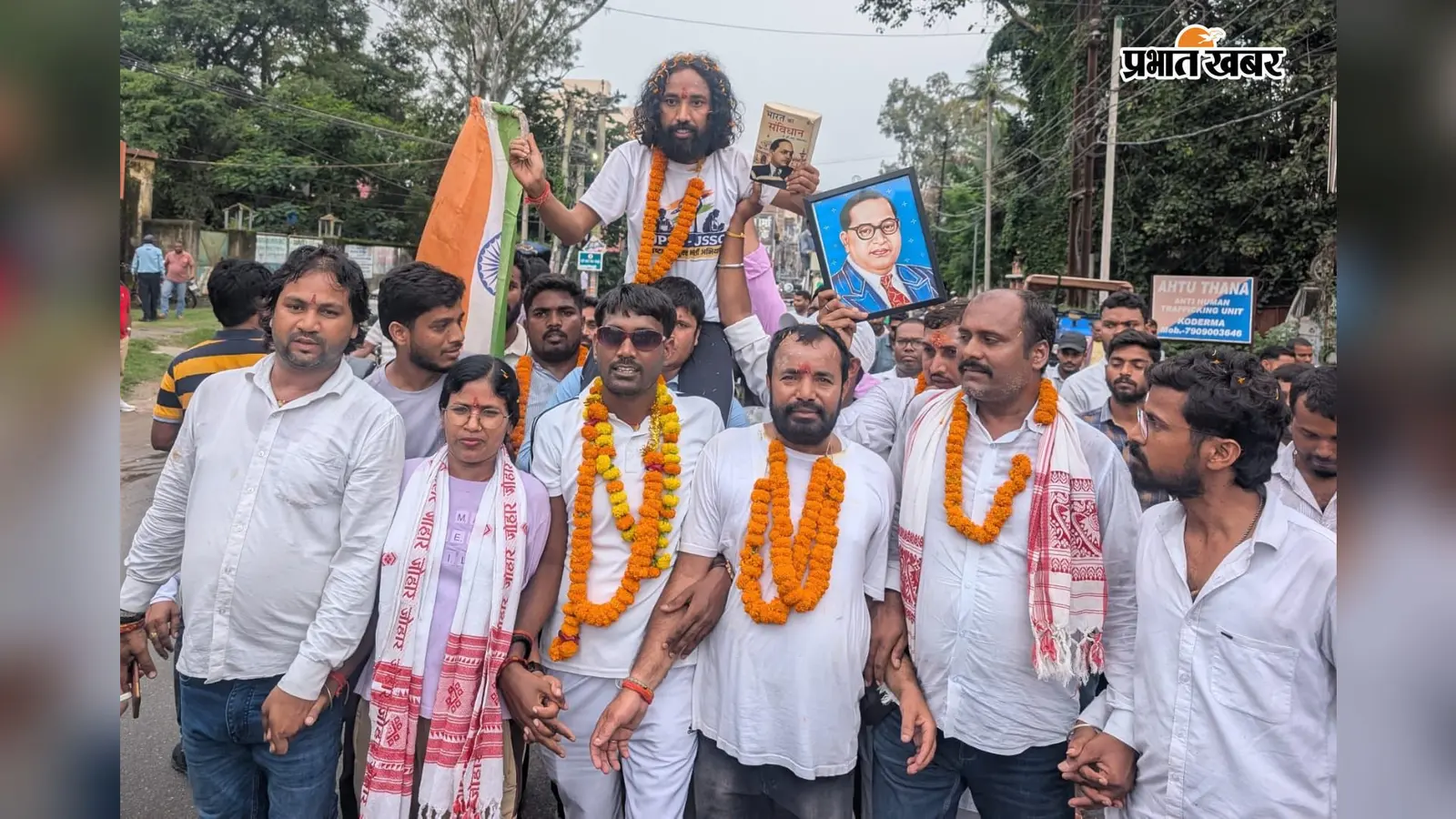 JPSC-JSSC भर्ती व्यवस्था के खिलाफ देवेंद्र महतो का पैदल मार्च, झुमरीतिलैया में जुटे छात्र-युवा