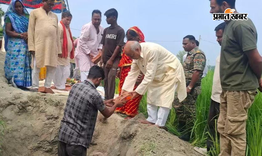 भूमि पूजन कराती मुखिया कमलावती देवी व अन्य | Prabhat Khabar Network