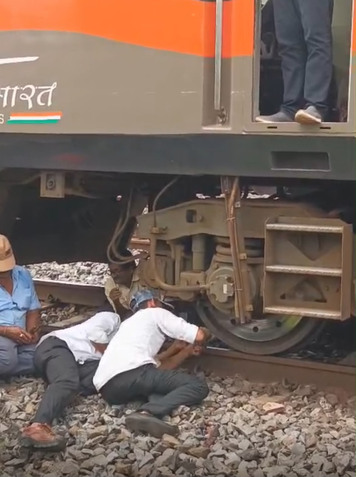 रेलवे कर्मियों ने निकाला लोहे का टुकड़ा. 