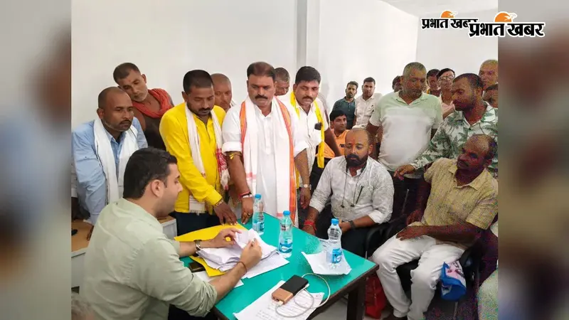 शाम्हो पहुंचे डीएम रिची पांडेय, जनप्रतिनिधियों और ग्रामीणों से जानीं समस्याएं, अधिकारियों को दिए त्वरित समाधान के निर्देश