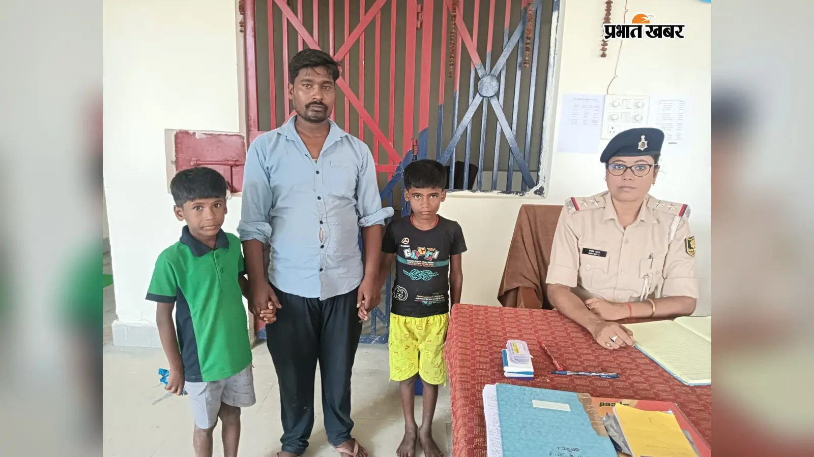 हॉस्टल से अचानक गायब हुए दो छोटे भाई, तलाश में जुटा परिवार; पतरघट पुलिस ने सकुशल बरामद कर पिता को सौंपा