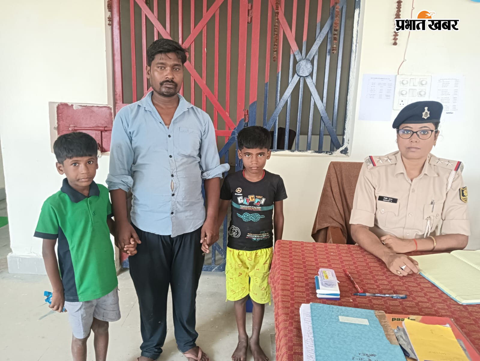 फोटो कैप्शन, पतरघट पुलिस की अभिरक्षा में सकुशल बरामद किए गए दोनों बच्चें अपने अभिभावक के साथ | Prabhat Khabar Network