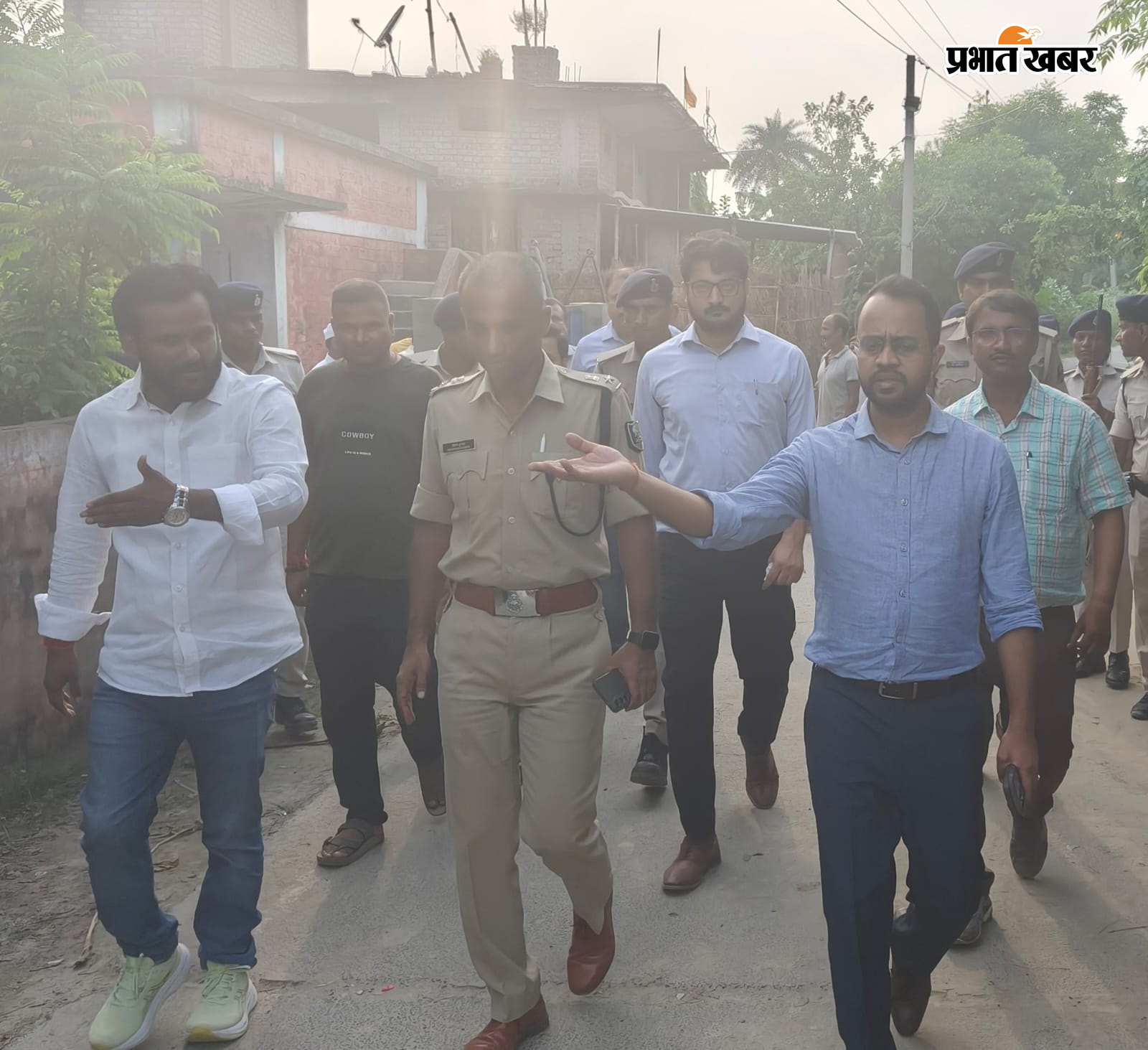 तरैया के सारण तटबंध का निरीक्षण करते डीएम,एसएसपी,एसडीओ,डीसीएलआर, बीडीओ,सीओ, प्रमुख प्रतिनिधि व अन्य | Prabhat Khabar Network