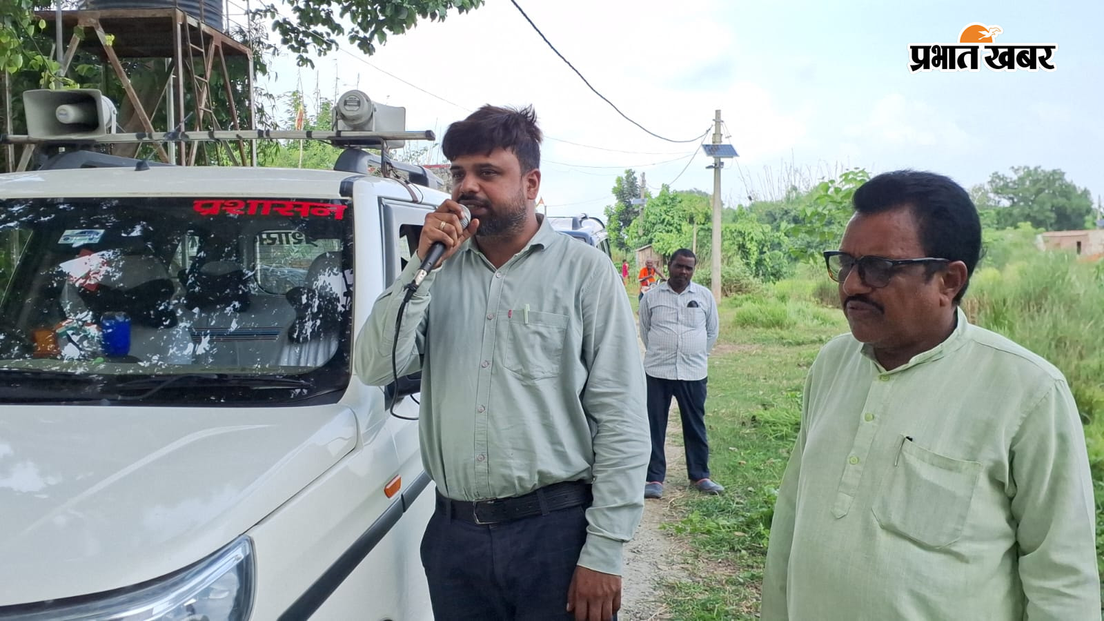 फोटो नं 14- सदर प्रखंड के जादोपुर दुखहरण में माइकिंग करते सीओ | Prabhat Khabar Network