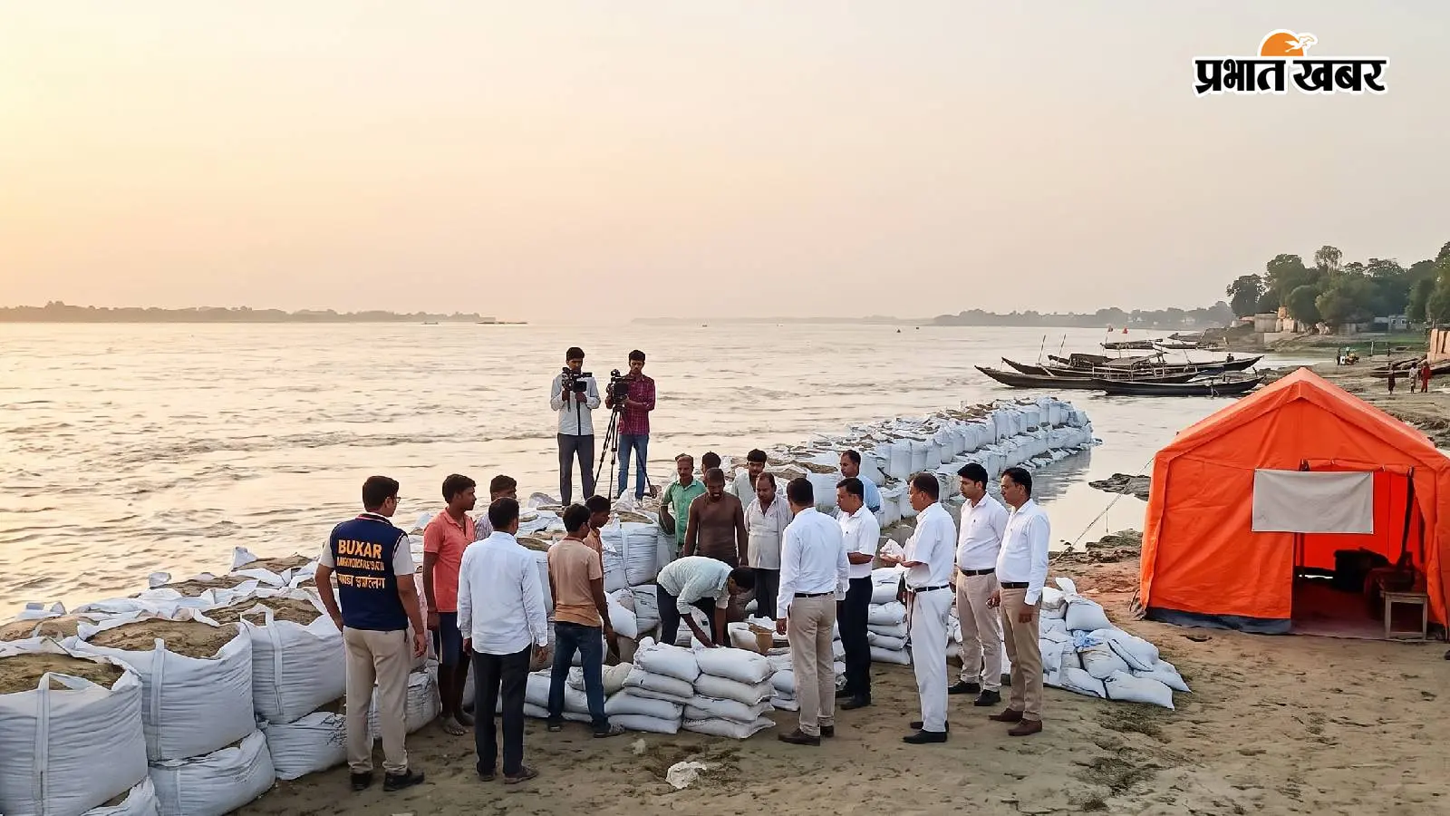 बक्सर: गंगा के बढ़ते जलस्तर को लेकर खबर छपने के बाद जागा प्रशासन, तटबंधों पर EC बैग का भंडारण शुरू; 24 घंटे निगरानी के निर्देश
