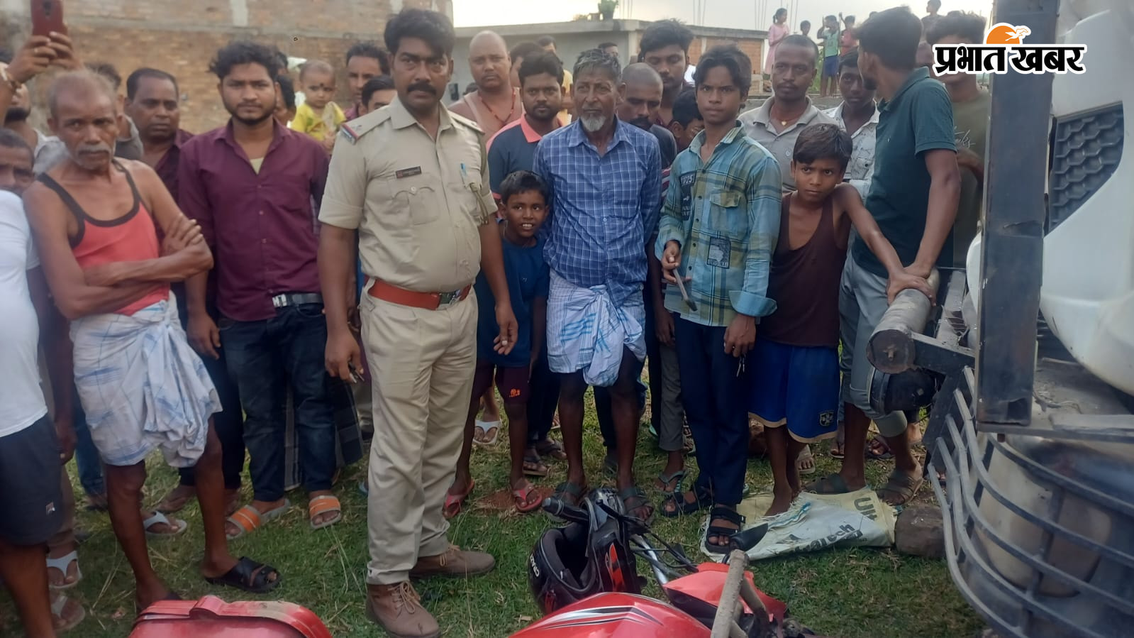 घटना का जायजा लेते पुलिस एवं दुर्घटनाग्रस्त ट्रेलर व बाइक | Prabhat Khabar Network