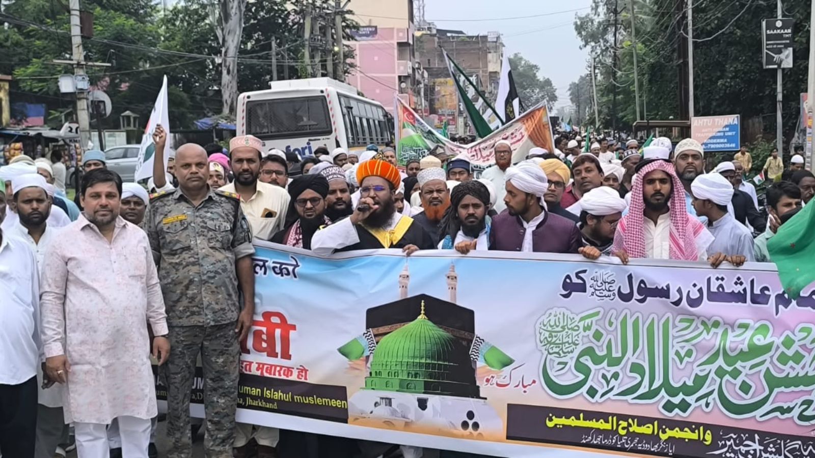आकर्षक रोशनी से सजीं मस्जिदें