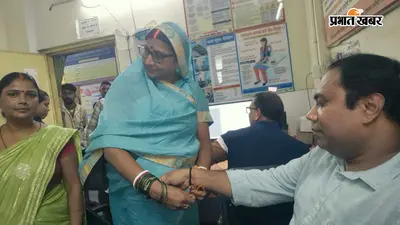 भोजपुर: उदवंतनगर CHC में विहिप कार्यकर्ताओं ने ऑन-ड्यूटी स्वास्थ्यकर्मियों को बांधा रक्षा सूत्र, राष्ट्र रक्षा का लिया संकल्प