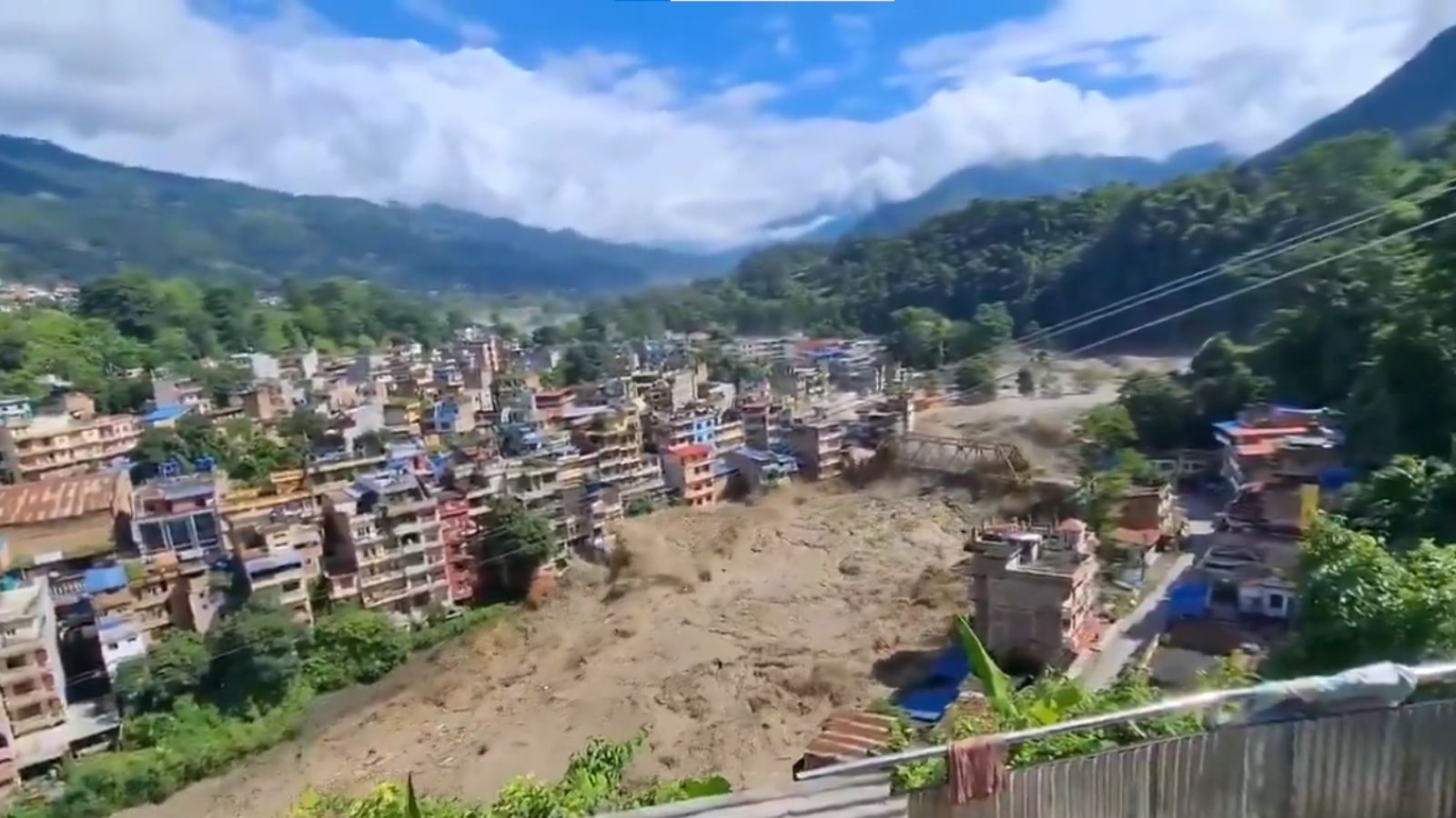 नदी के दोनों छोर को जोड़ने वाला ब्रिज तबाह