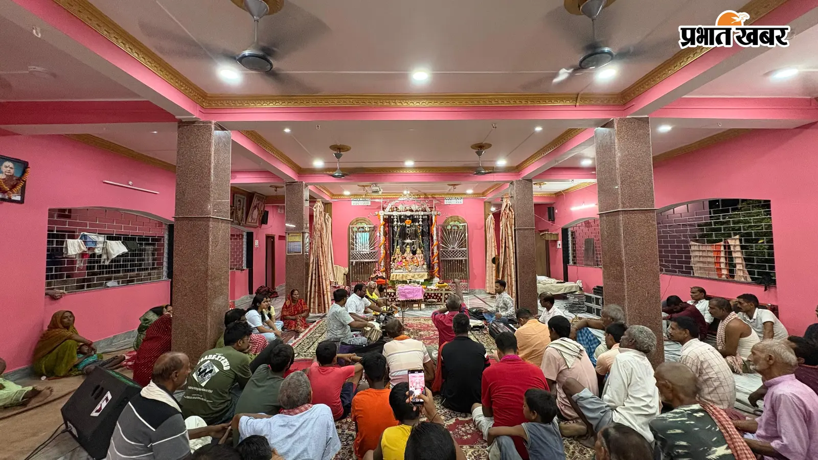 खजरैठा में भक्ति का अनोखा नजारा, चांदी के विशाल झूले पर विराजे श्रीराम परिवार; 28 अगस्त तक चलेगा झूलनोत्सव