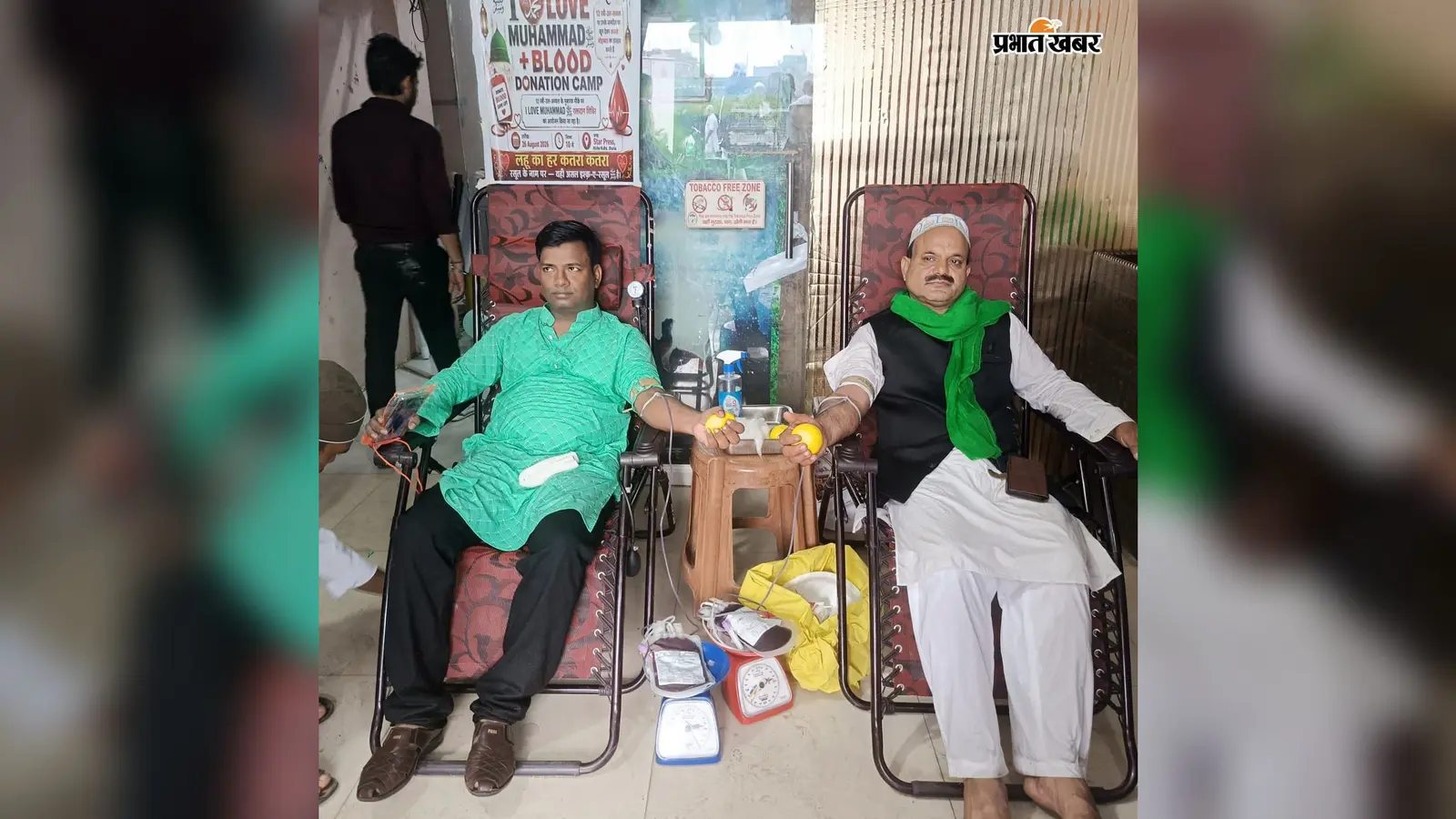 धनबाद: ईद मिलादुन्नबी पर झरिया में युवाओं की नेक पहल, 53 यूनिट रक्तदान; 11 ने पहली बार किया रक्तदान