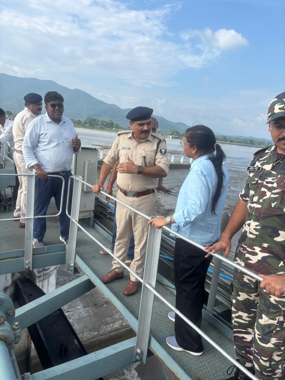 गंडक बराज पर निरीक्षण करते एसडीएम,एसपी व अन्य