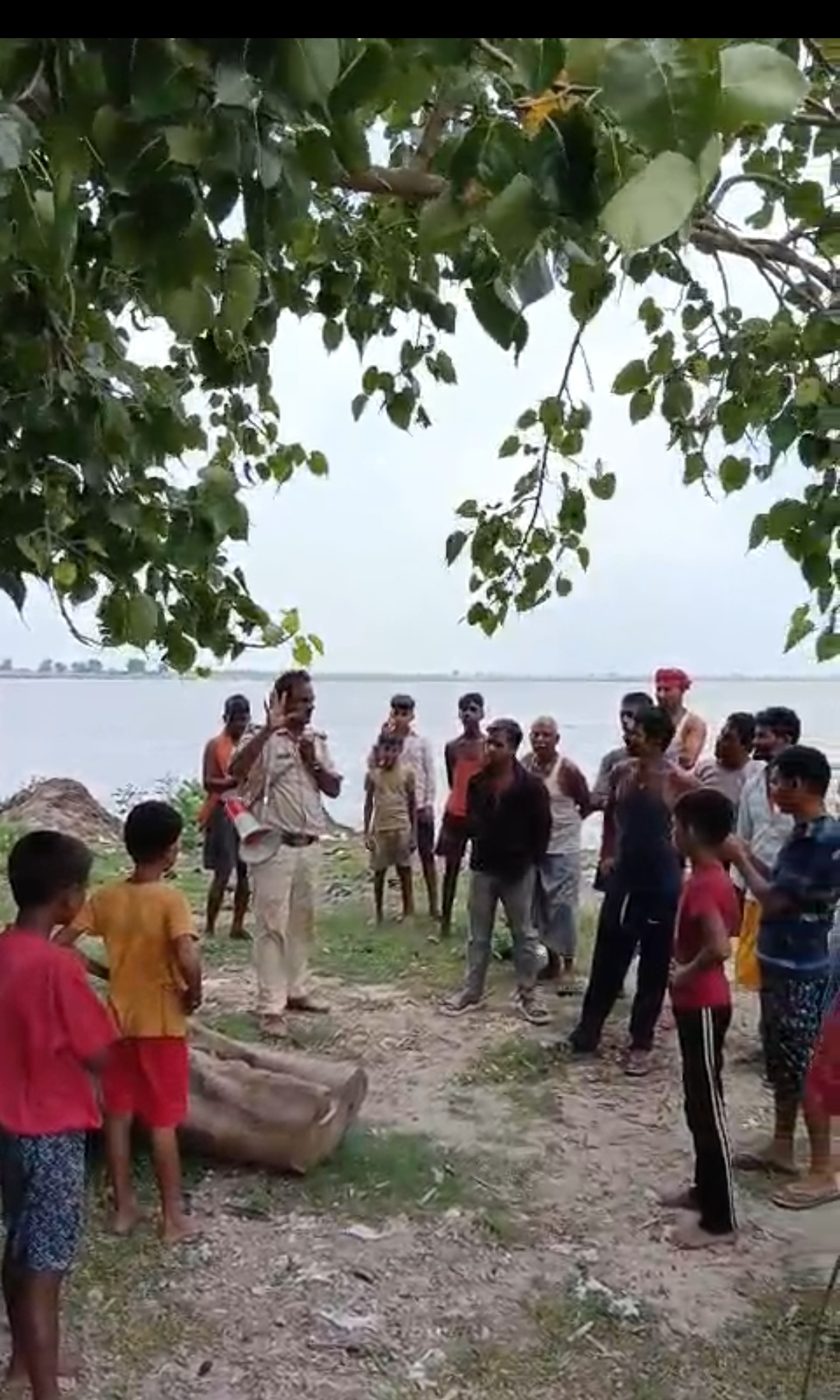 माइक से प्रचार -प्रसार करते पुलिस पदाधिकारी