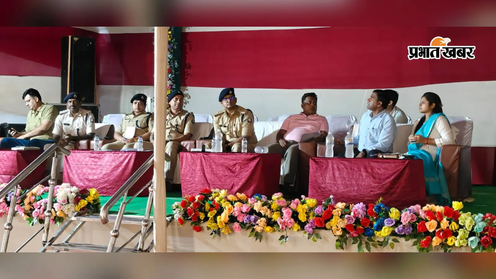 कार्यक्रम की तैयारी की मीटिंग करते डीएम-एसपी व अन्य अधिकारी.