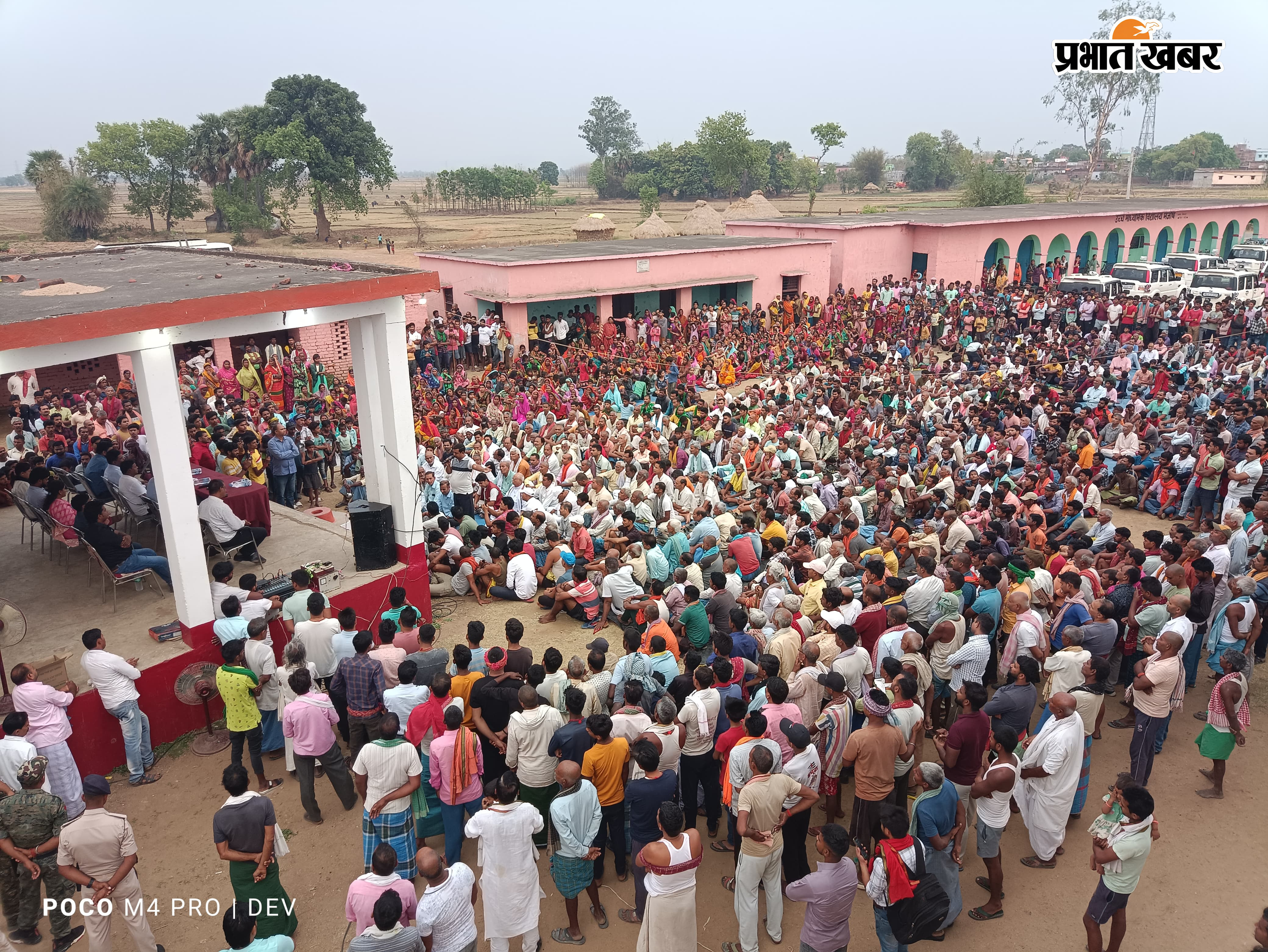 मैग्नेटाइट क्षेत्र का जायजा लेते तत्कालीन खनन सचिव भूमि अधिग्रहण के विरोध में आयोजित बैठक में उपस्थित किसान | Prabhat Khabar Network