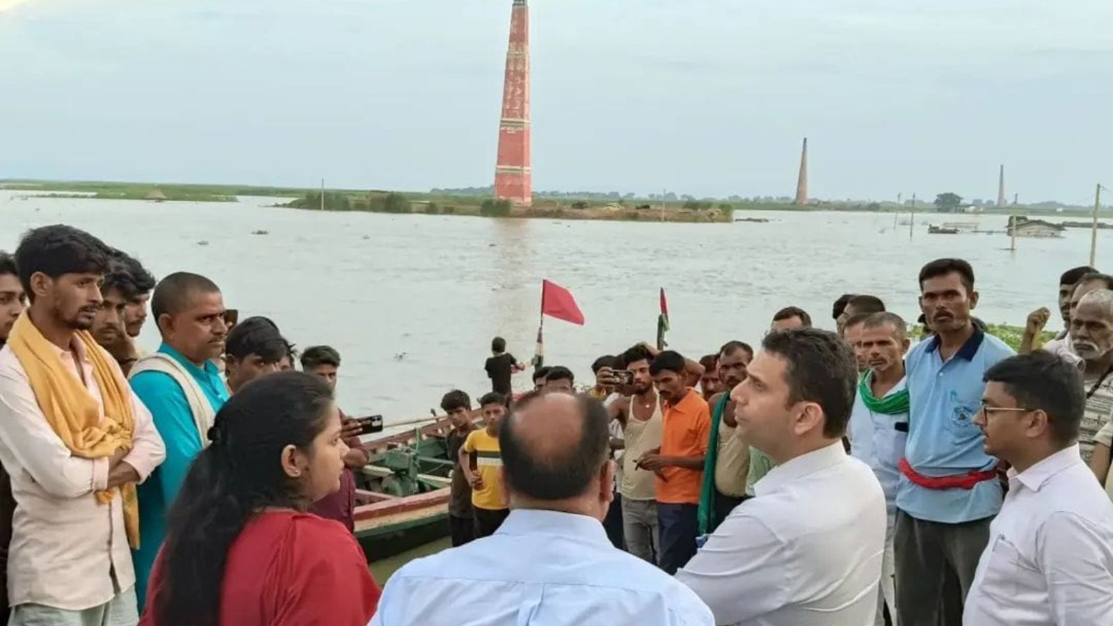 तटीय इलाके का जायजा लेते डीएम