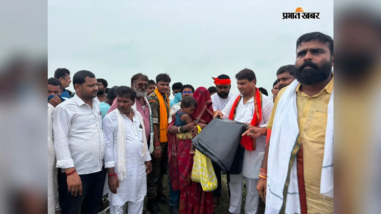 सिमरी बख्तियारपुर में कटाव से उजड़े घर, पीड़ित परिवारों से मिले विधायक, बांटी राहत सामग्री
