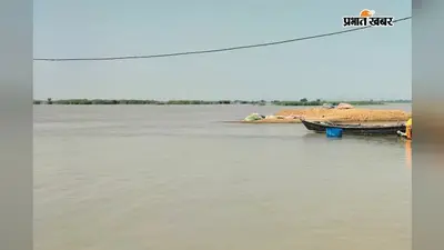 सारण DM गंडक किनारे बाढ़ का हाल देखने उतरे, 12 घंटे बाद दिख सकता है पानी का असर