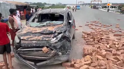 कार पर पलट गया ईंटों से लदा ट्रैक्टर, अंदर बैठे लोग बाल-बाल बचे, खगड़िया में SH-95 पर बड़ा हादसा टला