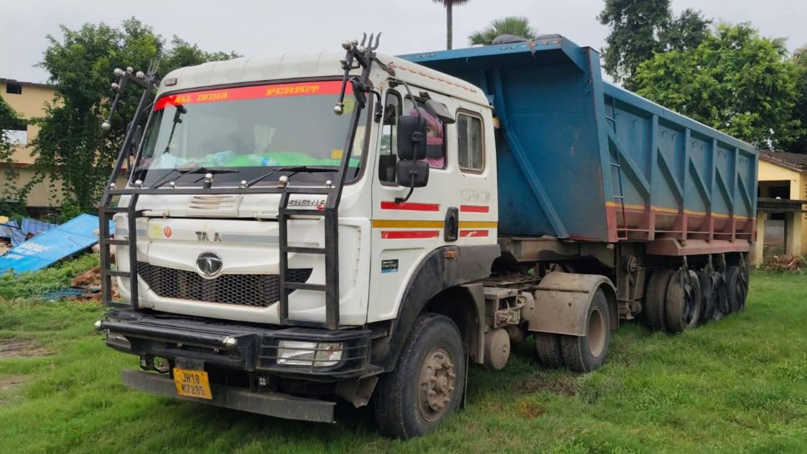 जब्त ट्रक की तस्वीर