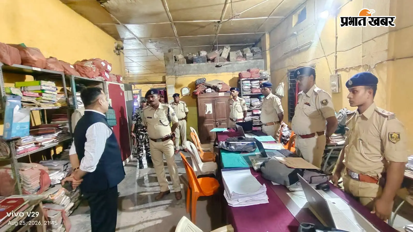 हाजीपुर में आधी रात थानों की हकीकत परखने निकले एसपी, तीन थानों का औचक निरीक्षण