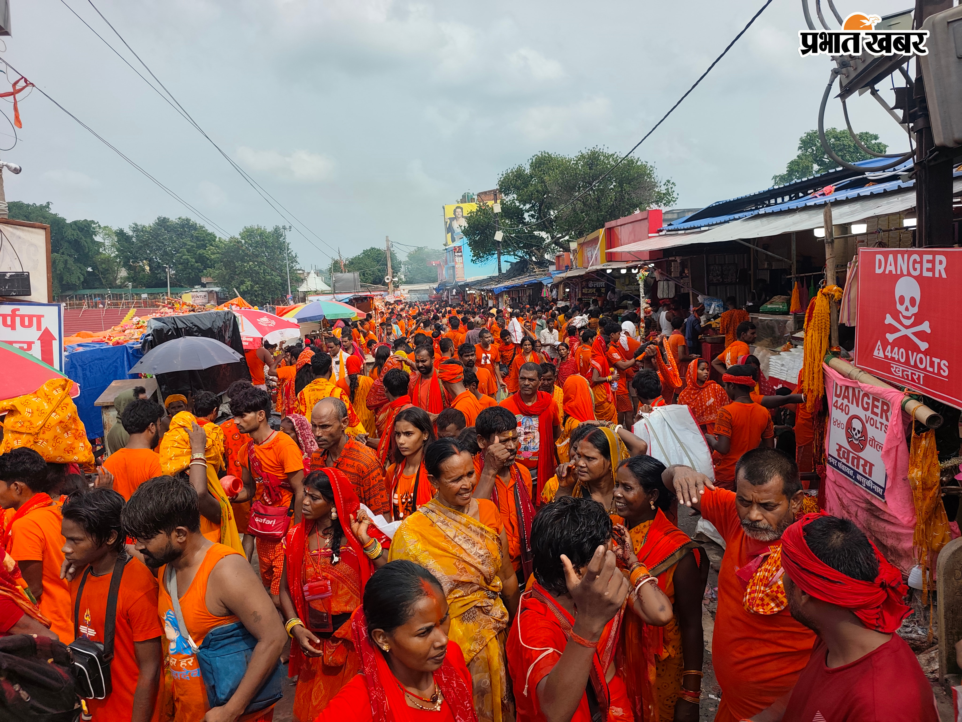बासुकिनाथ मंदिर में कतारबद्ध कांवरिया, शिवभक्तों की भीड़  | Prabhat Khabar Network