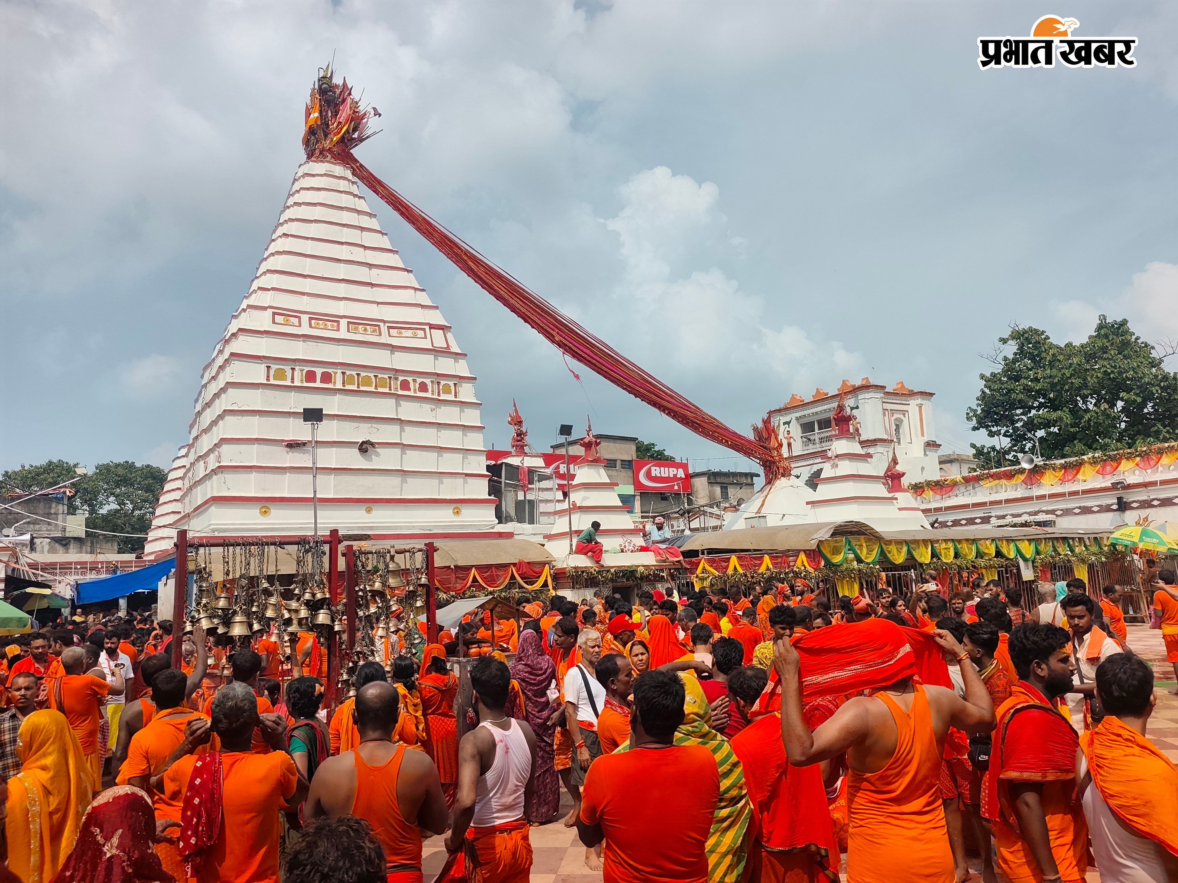 बासुकिनाथ मंदिर में कतारबद्ध कांवरिया, शिवभक्तों की भीड़  | Prabhat Khabar Network