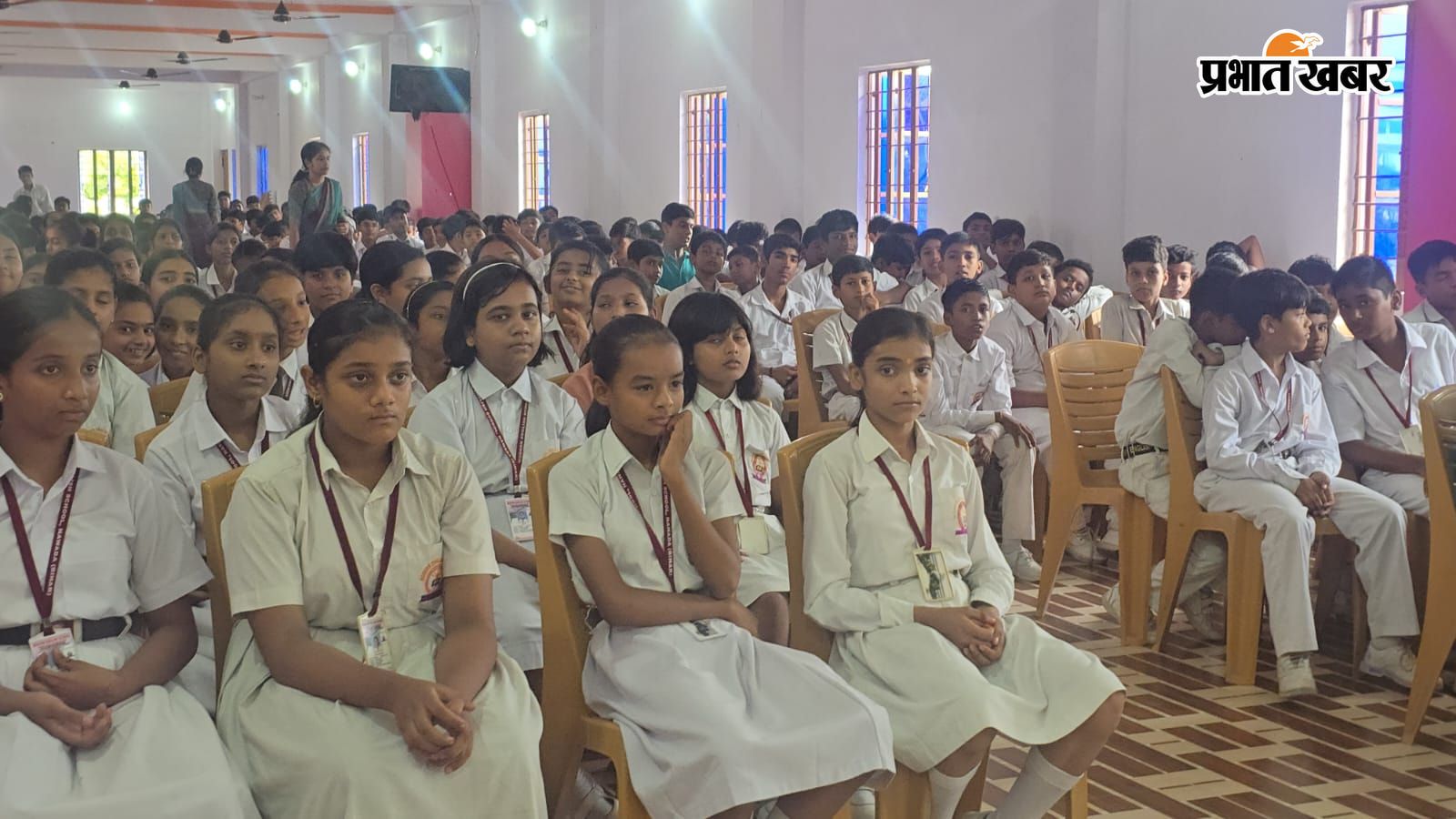 कार्यक्रम में मौजूद छात्रों की तस्वीर