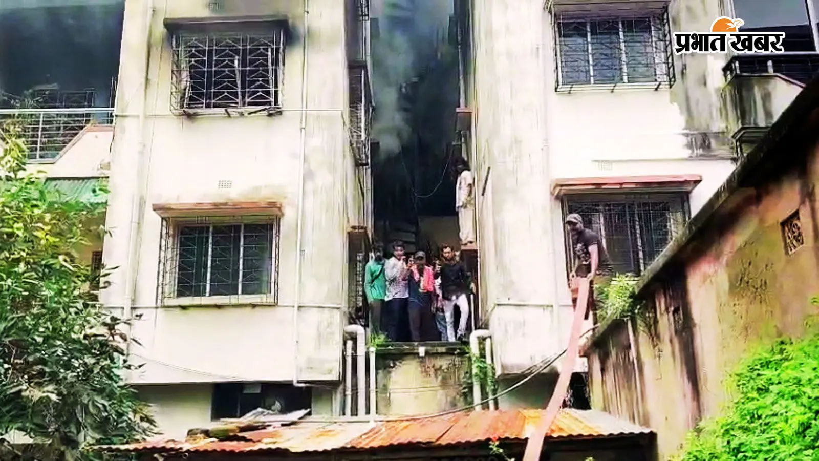 हावड़ा के आंदुल में ‘डेथ ट्रैप’ बनी रिहायशी इमारत, गोद में उठाकर बुजुर्गों को निकाला गया बाहर