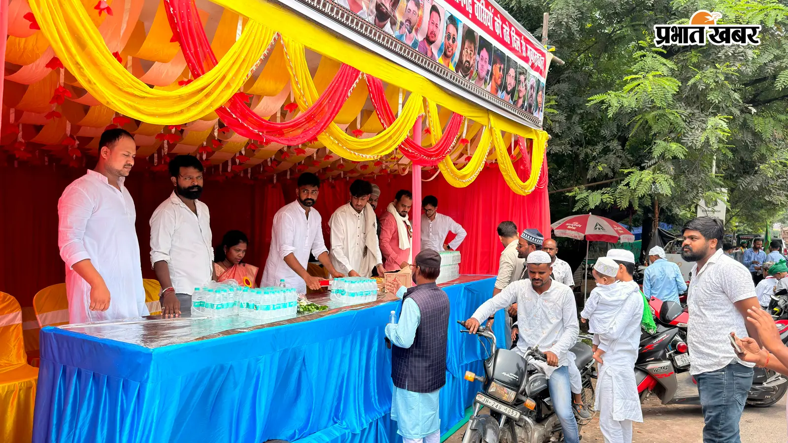 एनएसयूआइ ने जुलूस में लगाया सेवा शिविर, बांटी मिठाई और शीतल पेय