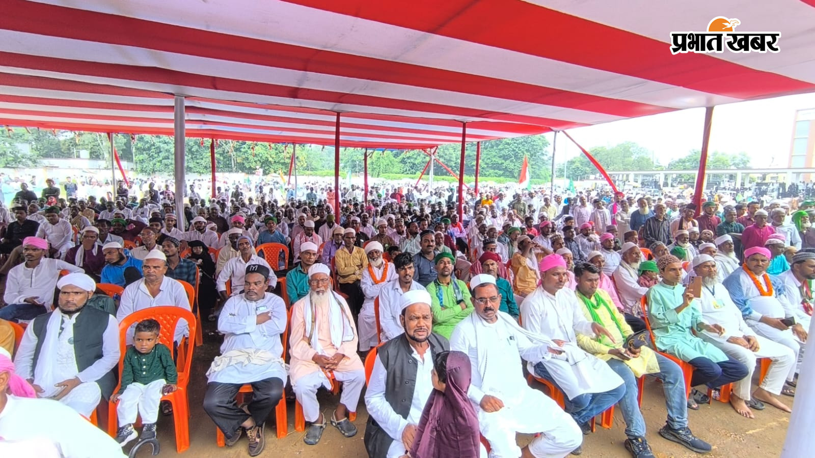 संबोधित करते, दुआ करते मंत्री व उपस्थित लोग | Prabhat Khabar Network
