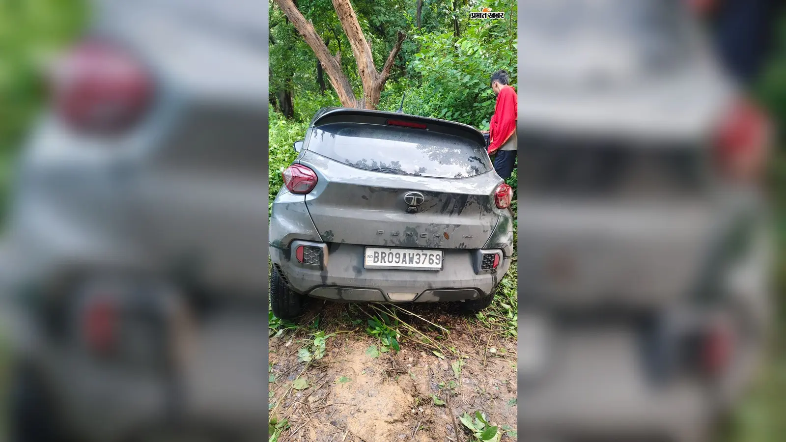 तारापीठ से पूजा कर लौट रही कार सूखे पेड़ से टकराई, बाल-बाल बचे सवार