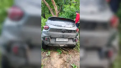 तारापीठ से पूजा कर लौट रही कार सूखे पेड़ से टकराई, बाल-बाल बचे सवार