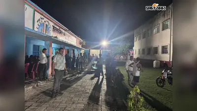 नेपाल बाढ़: रात में बढ़ सकता है गंडक का पानी, बच्चों संग घर छोड़ सुरक्षित जगह पहुंच रहे ग्रामीण