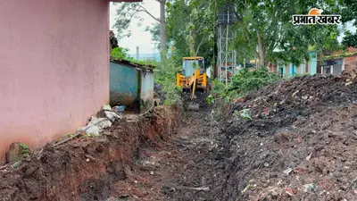 Lohardaga News: शिकायतों से थके ग्रामीणों ने खुद संभाली कमान, बुलडोजर चलाकर हटाया अतिक्रमण और साफ करायी नाली