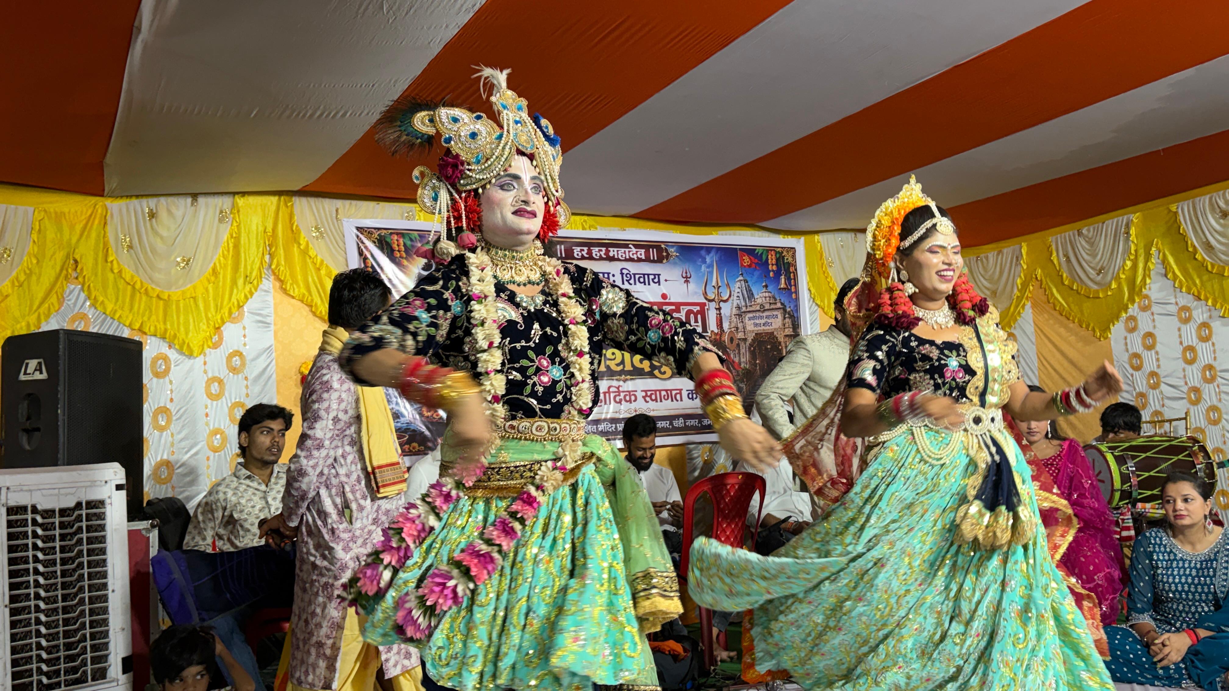 राधा-कृष्ण नृत्य ने मोहा मन. 