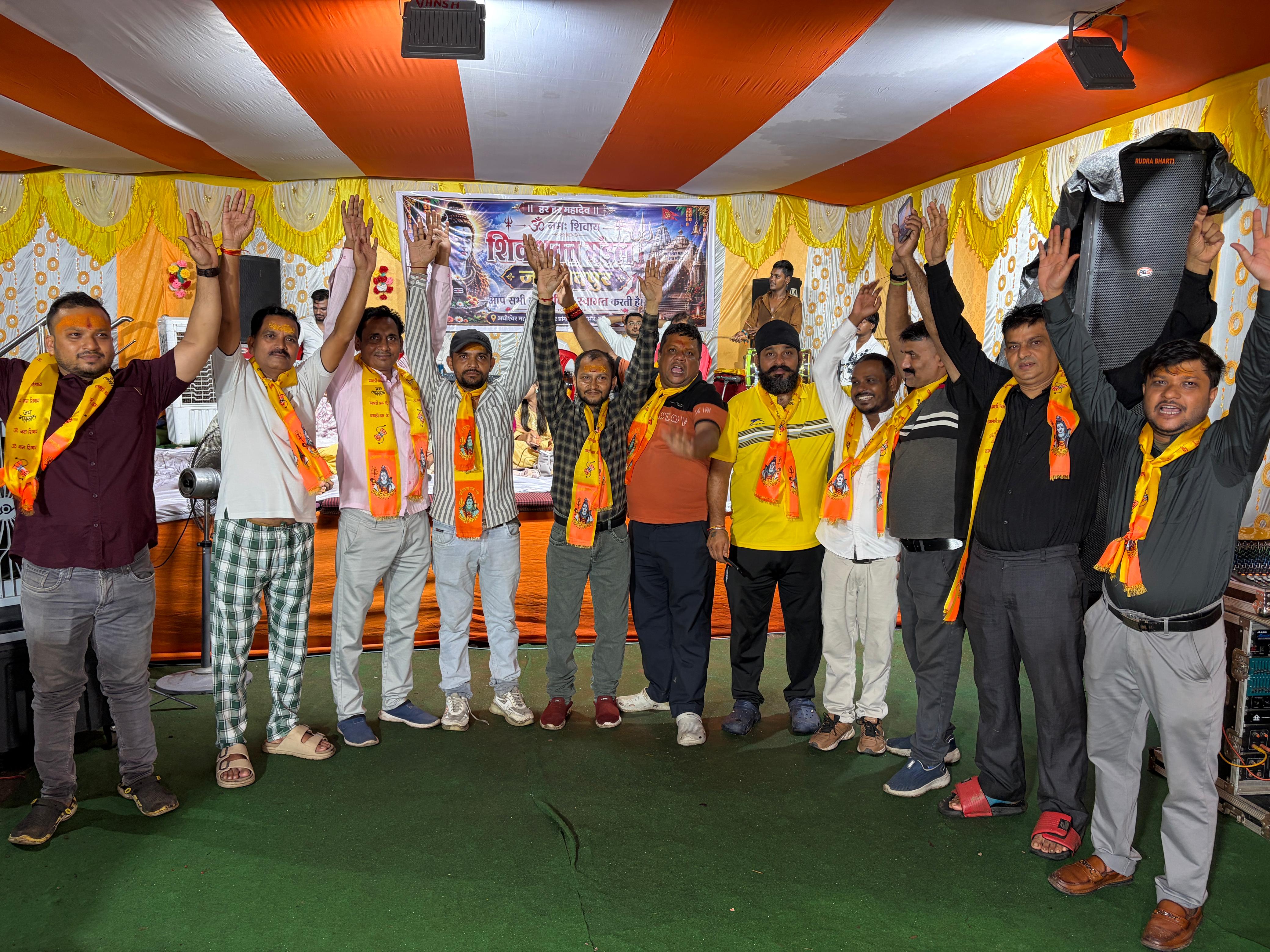 कार्यक्रम में शामिल भक्त. 