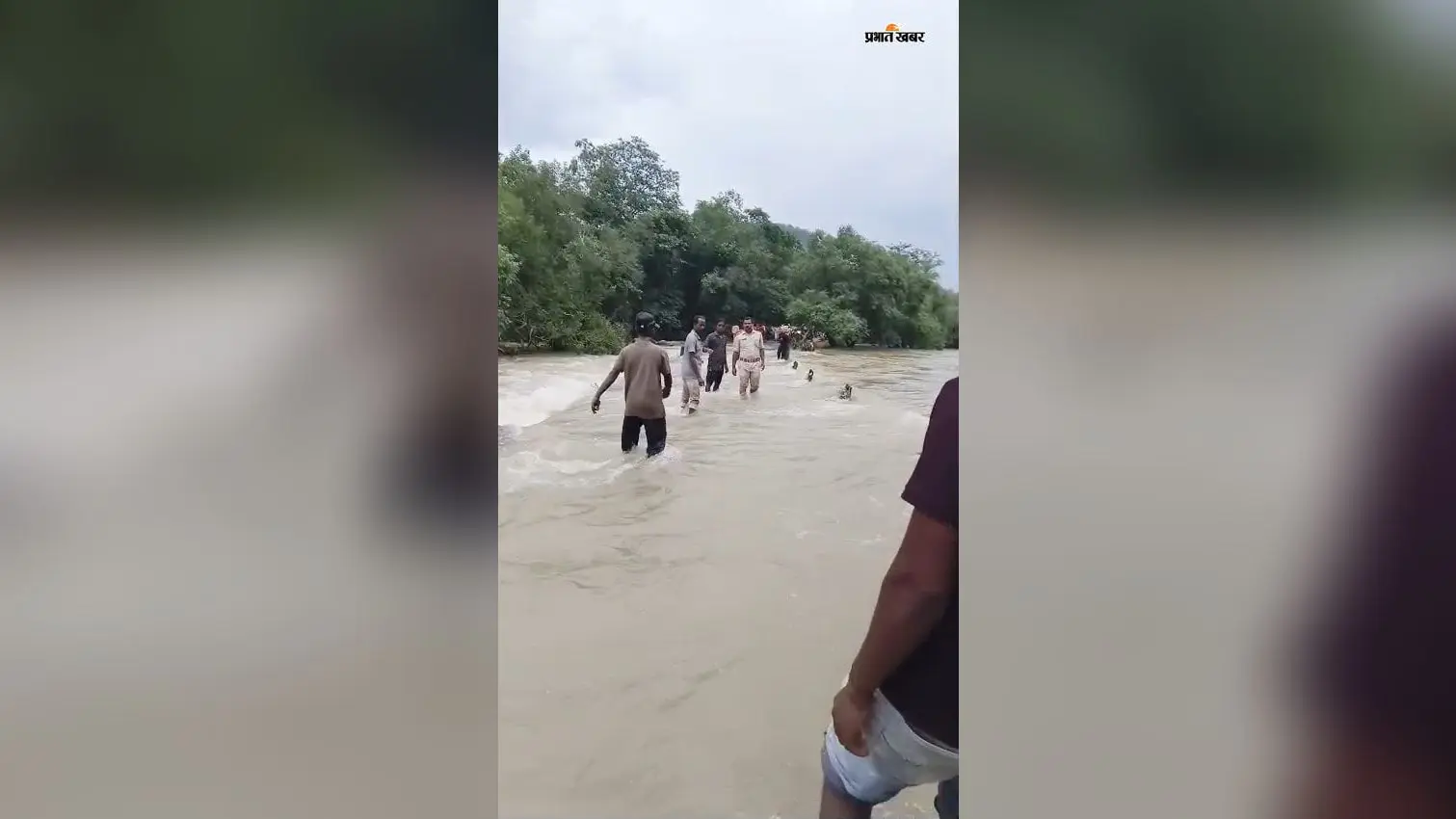 कैमूर पहाड़ी में बारिश से नदी में बढ़ा जलस्तर, पुल डूबा, गुप्ता धाम मार्ग पर आवागमन बंद