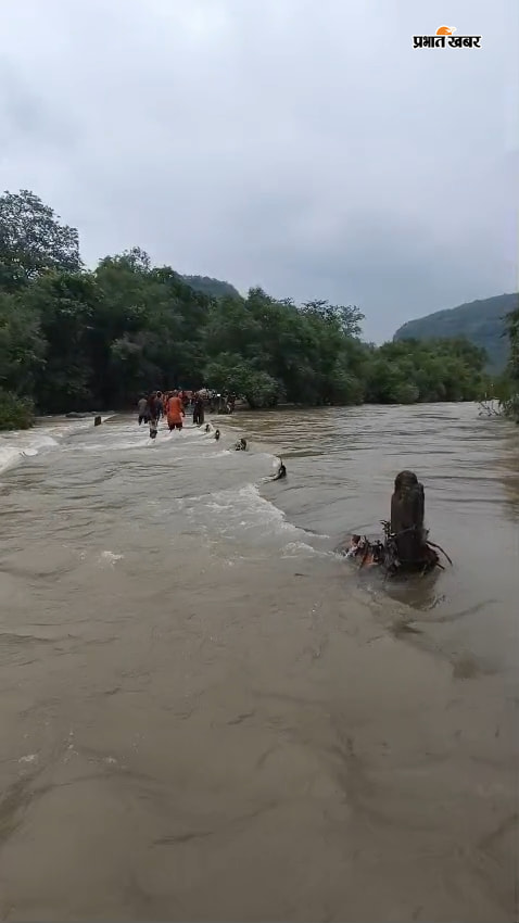 फोटो कैप्शन:- गुप्ता धाम जाने वाले रास्ते में पड़ने वाली नदी कल जल स्तर बड़ा पुल के ऊपर से गुजरा हुआ पानी | Prabhat Khabar Network