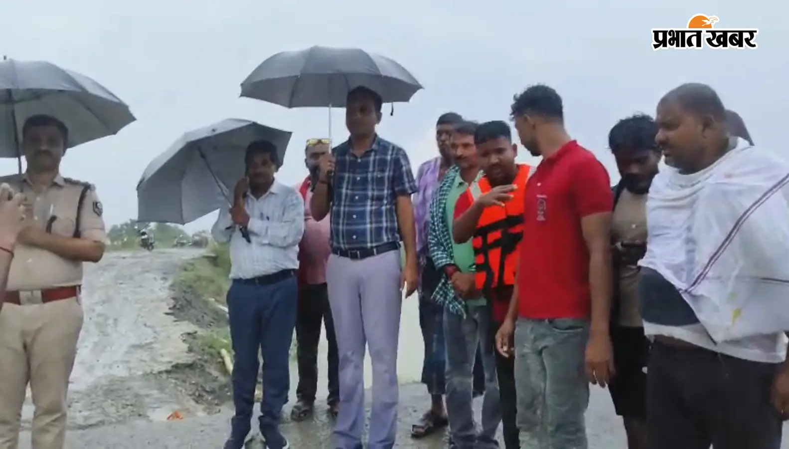 खगड़िया: गोगरी में गंगा के उफान से सैकड़ों घरों में घुसा बाढ़ का पानी, SDM और DSP ने लिया जायजा; GN बांध पर पेट्रोलिंग तेज