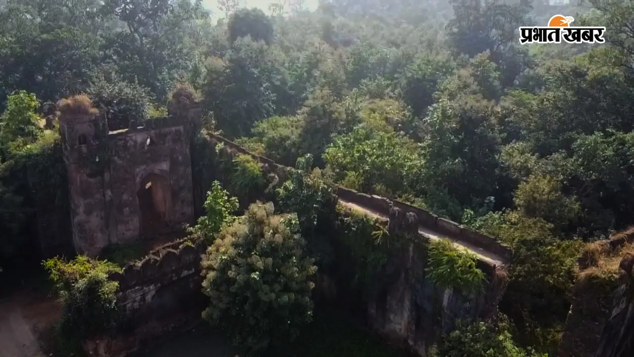 पलामू किला: नेताओं की ‘तारीख पर तारीख’ और प्रशासनिक उपेक्षा के बीच जमींदोज हो रहा 350 साल पुराना गौरव