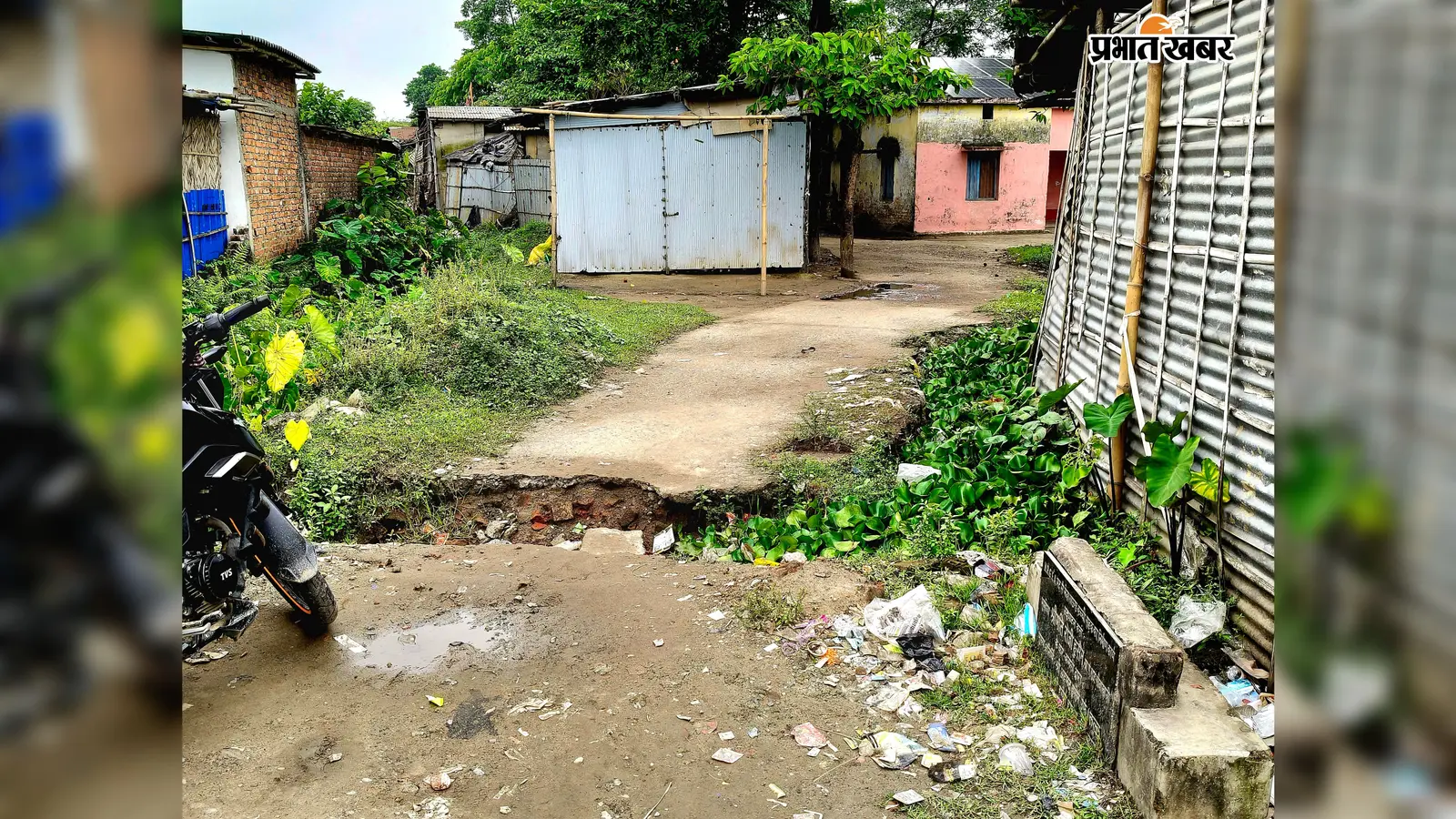 जल निकासी के लिए सड़क तोड़ी : मरम्मत करना भूले, दो माह से राहगीर परेशान