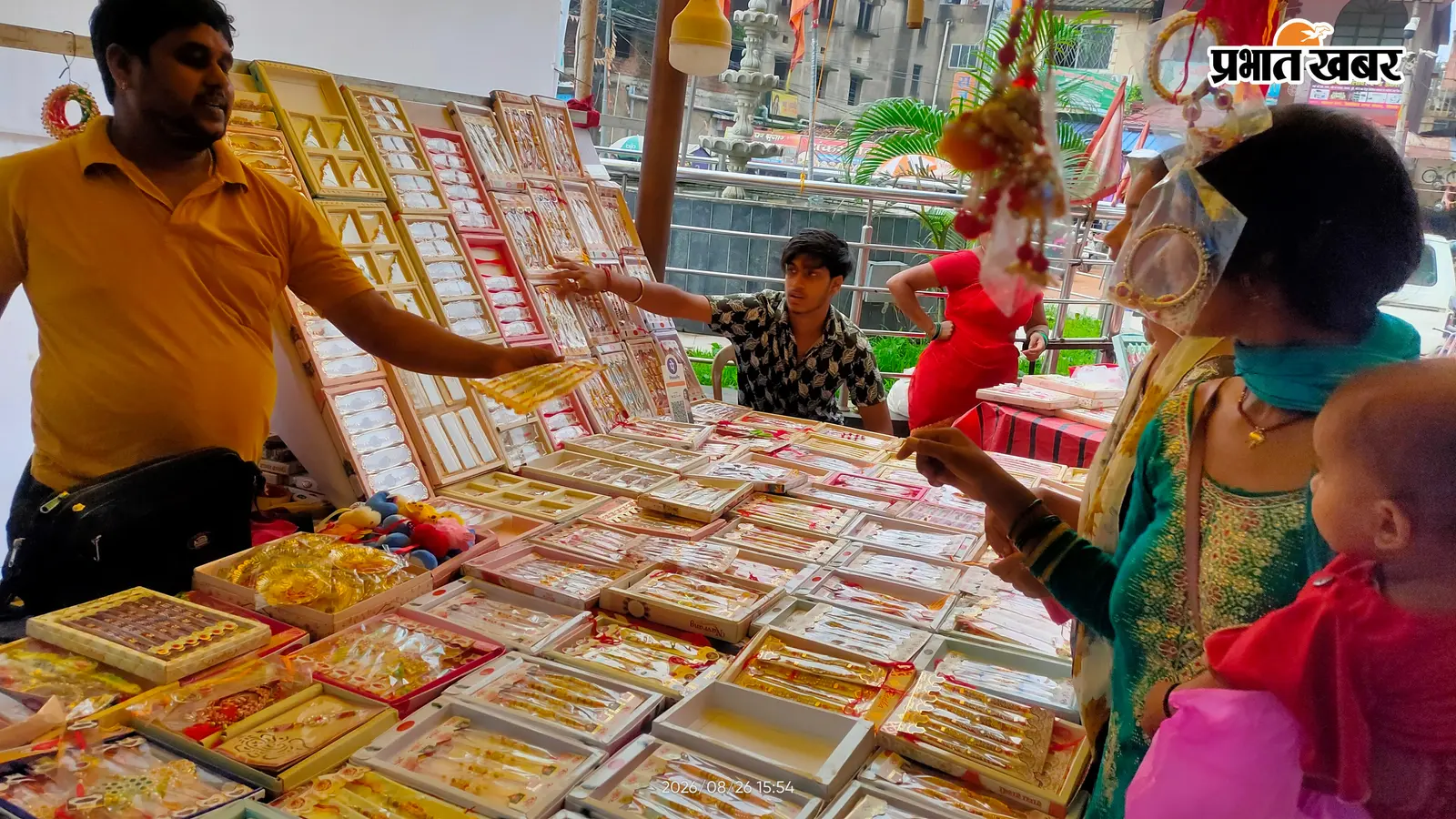 रक्षाबंधन को लेकर सिमडेगा का बाजार गुलजार, 10 से 200 रुपये तक की रंग-बिरंगी राखियां बनीं आकर्षण का केंद्र
