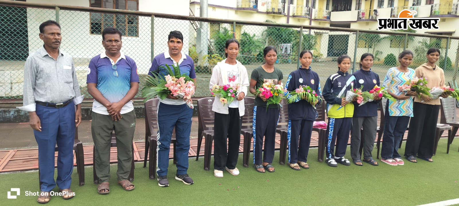 फोटो विजेता टीम जा सिमडेगा स्ट्रोटर्फ स्टेडियम में स्वागत करते खिलाड़ी व हॉकी झारखंड के महासचिव | Prabhat Khabar Network