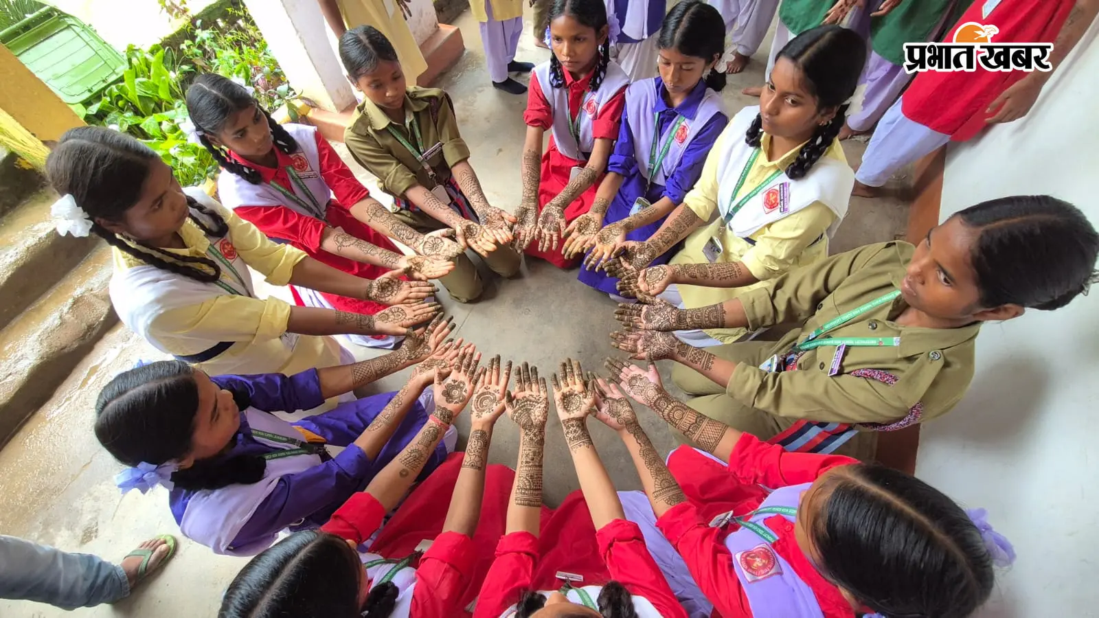 सिमडेगा के लचरागढ़ में मेहंदी प्रतियोगिता में छात्राओं ने दिखाई कलाकारी, श्वेता कुमारी ने हासिल किया पहला स्थान